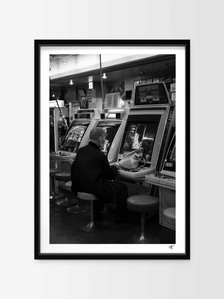 Playing games in Shinsekai b&w –  Impression d&rsquo;Art Mural Japon